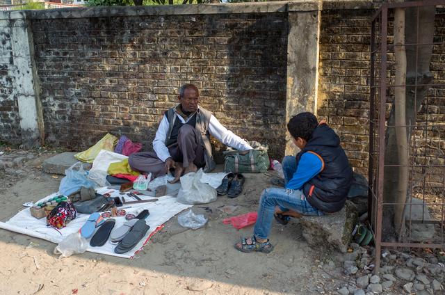 尼泊尔在哪里，尼泊尔是哪个国家首都（12岁男孩摆地摊挣生活费）