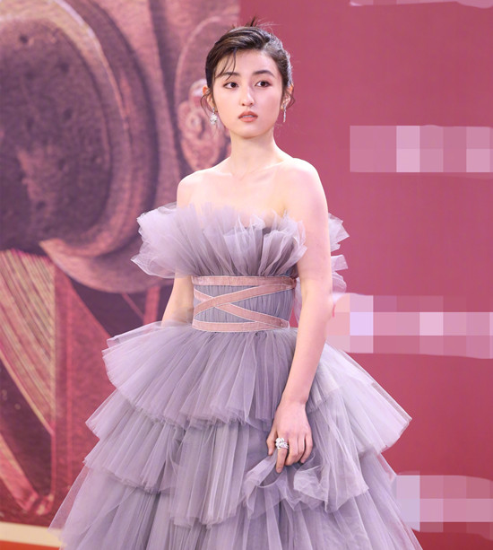 周冬雨照片头像，演员周冬雨照片（周冬雨连换两套造型）