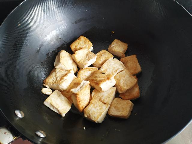 家常胖头鱼炖豆腐，豆腐和鱼是绝佳搭档