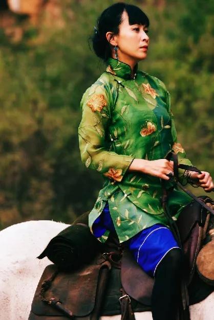 让子弹飞 葛优，葛优在让子弹飞扮演的角色叫什么（姜文临场给葛优加吻戏）