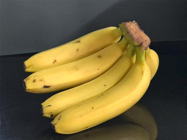 香蕉怎么保存时间长，如何长时间保存香蕉（放7天依旧新鲜不变坏）