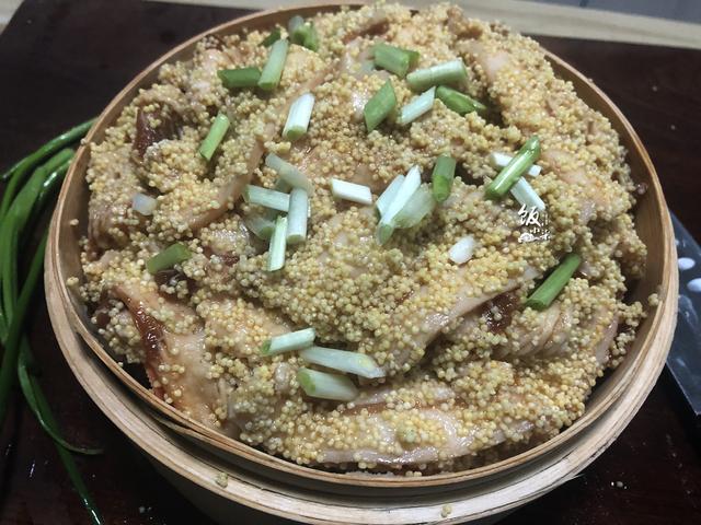 小米蒸肉怎么做，小米粉蒸肉怎么做（小米别只会熬粥了）