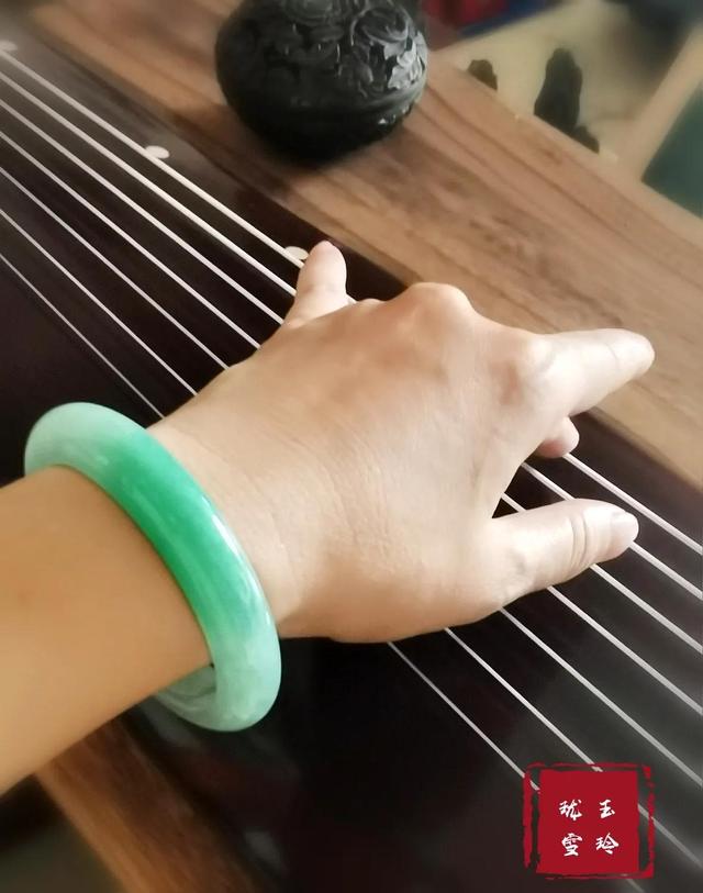 什么玉镯最好，什么玉镯最好有灵性养人（如何选择一款合适自己的玉手镯———玉手镯选择“五步法”）