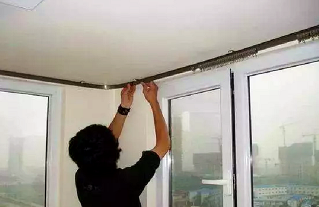 窗帘盒用轨道的好还是罗马杆的好，有窗帘盒的窗帘装罗马杆还是轨道（看两者的优劣势自然会明白）