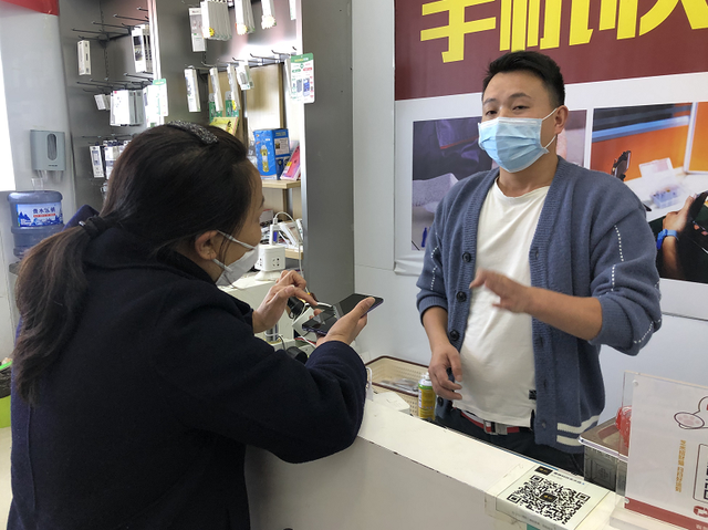 手机屏幕翘起来了怎么处理，手机翘屏怎么办（1750元的手机屏幕只管6天）