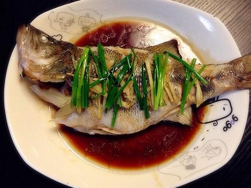 【清蒸鲈鱼】做法步骤图 千万别少了这步 否则腥味重 鱼肉散烂-起舞食谱网