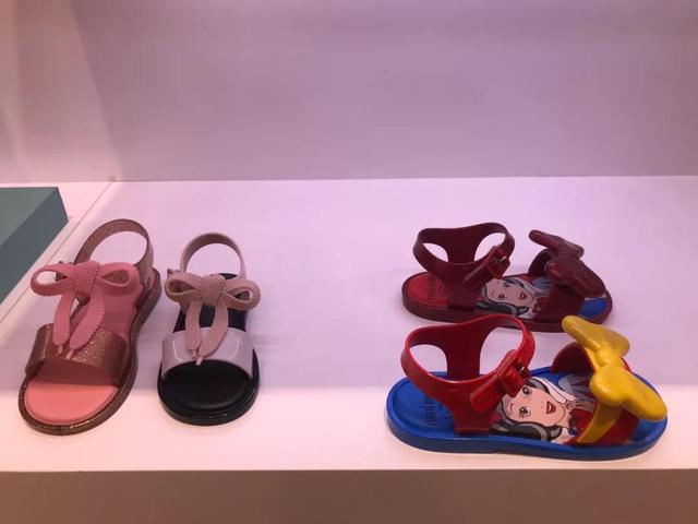 儿童凉鞋怎么选择比较好，儿童凉鞋到底要怎么选