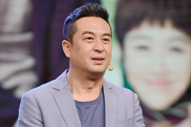 张嘉译50岁后的发型告诉我们，国字脸留小背头，显年轻更有男人味