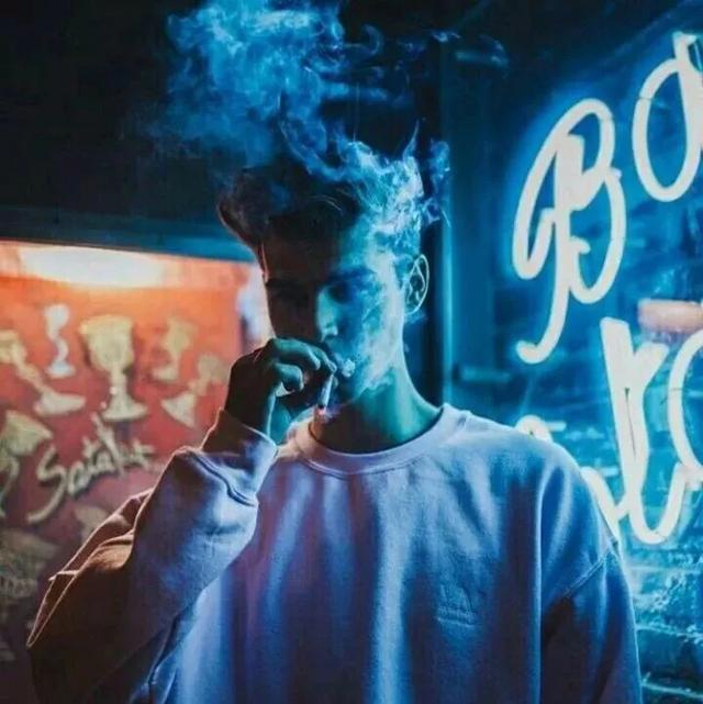 伤感头像男生孤独失望 qq伤感头像男生带孤微信，伤感头像男生孤独失望 qq伤感头像男生带孤（是你不在我身边却在我心里。）