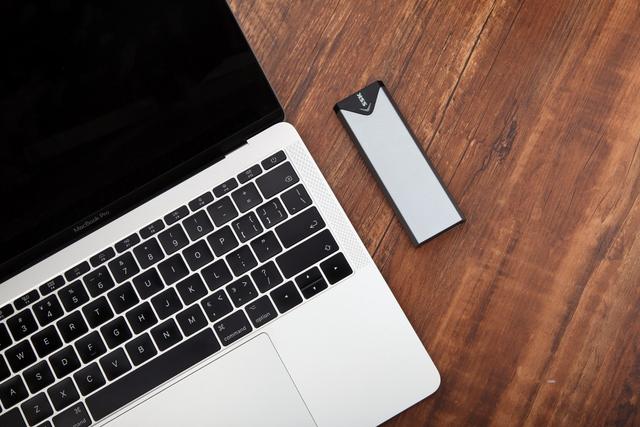 移动硬盘怎么用，lacie移动硬盘怎么用（给你个移动固态硬盘）