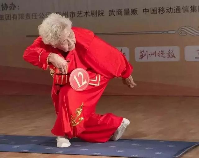 奶奶英文怎么读，“老奶奶”不是grandma