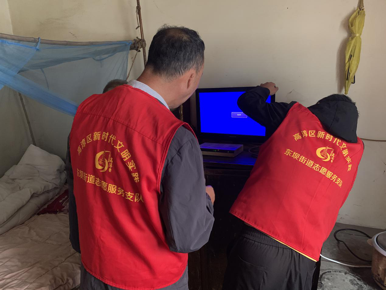 朝阳东坝家电维修 东坝：免费维修家电 真情服务五保老人