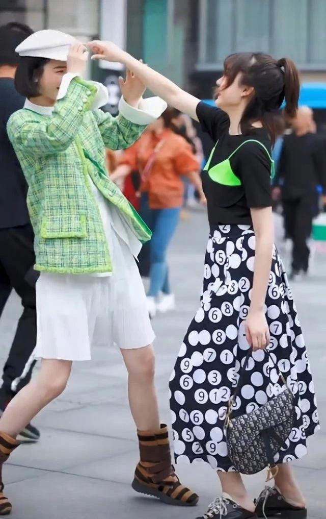 为什么现在很多女生踩鞋跟，为什么现在穿鞋喜欢踩鞋跟（一个却穿冬天的雪地靴）