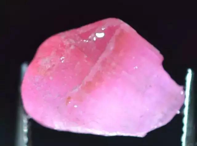 玉石头原石图片，和田玉原石和石头的区别（难得的珠宝玉石原石图谱鉴别大全）