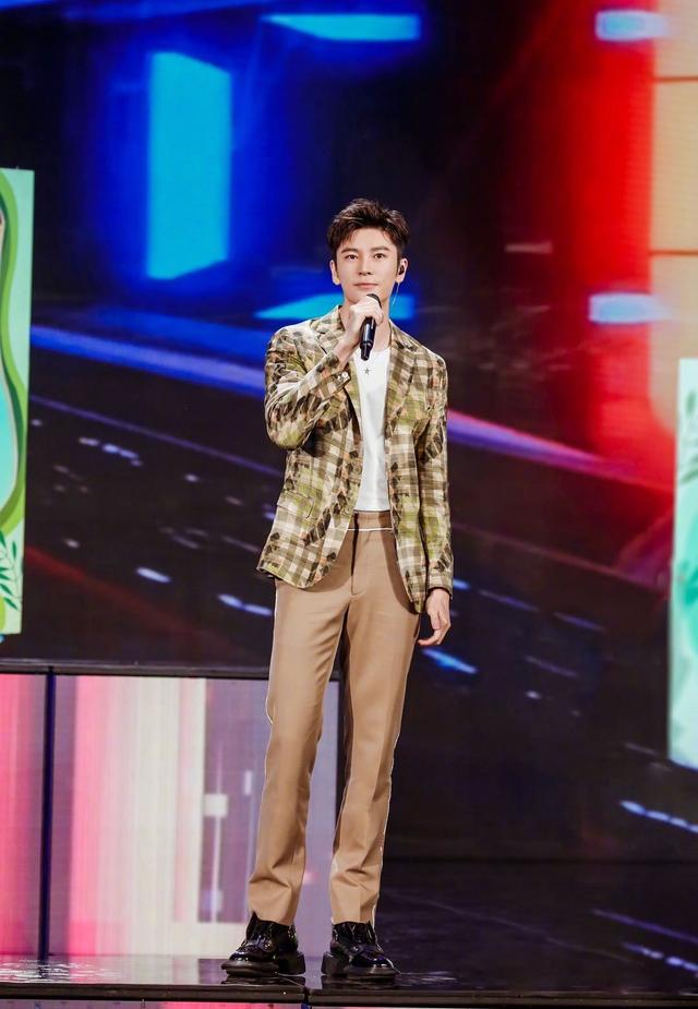 宝石蓝是什么颜色，艳蓝和宝石蓝（多穿这3种“颜色”）