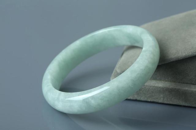 什么是糯种翡翠，糯种翡翠属于什么档次（糯种翡翠鉴别）