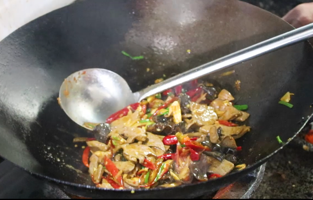 泡椒猪肝怎么炒，爆炒猪肝怎么做又嫩又好吃（潘哥教你做泡椒炒猪肝）