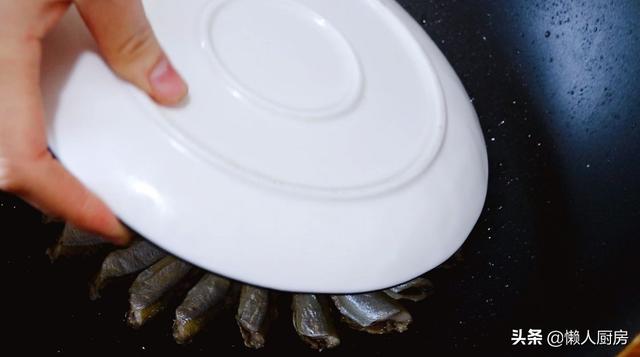 煎小鱼的做法大全视频，如何煎小鱼视频（这种小鱼不用扔）