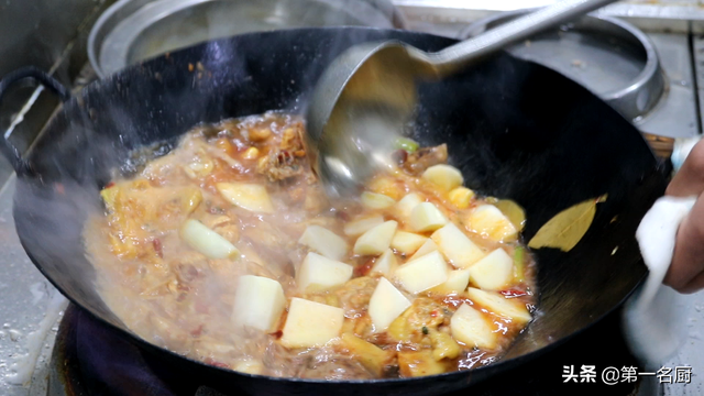 大盘鸡的正宗做法，新疆大盘鸡的正宗做法（厨师长教你大盘鸡正宗做法）