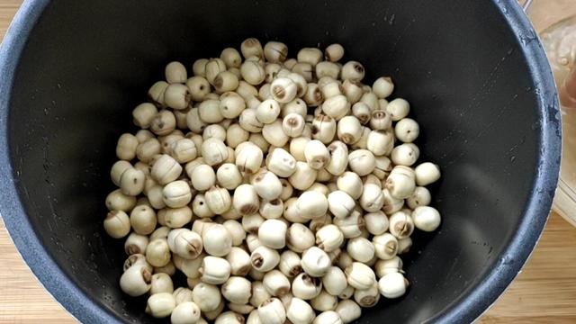 莲蓉馅是什么材料做的，白莲蓉馅是什么材料做的（细腻绵软的）