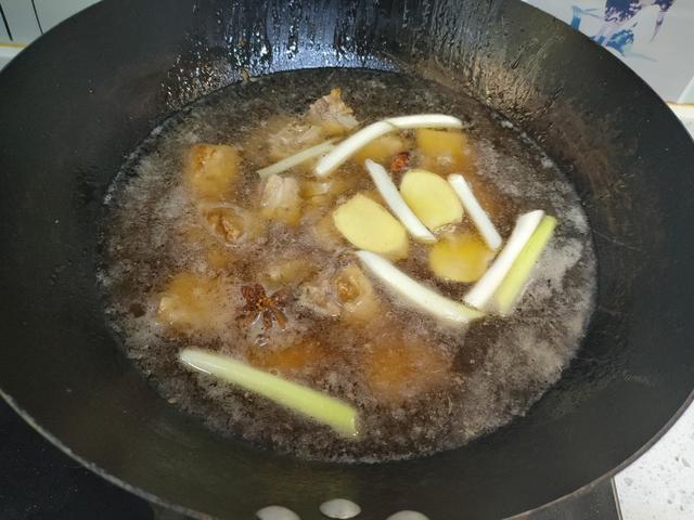 炖排骨什么时候放盐最好，炖排骨汤时什么时候放盐好（难怪排骨发柴不软烂）