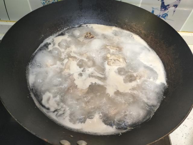 炖排骨什么时候放盐最好，炖排骨汤时什么时候放盐好（难怪排骨发柴不软烂）