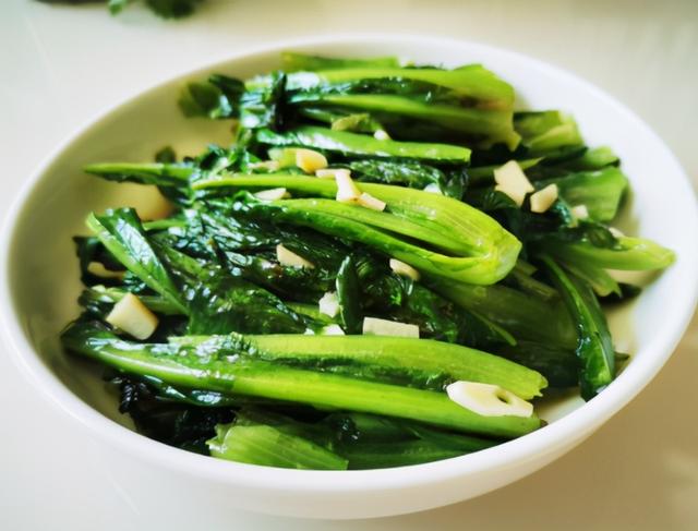 清炒油麦菜的做法，素炒油麦菜的做法（大厨说多加1个步骤）