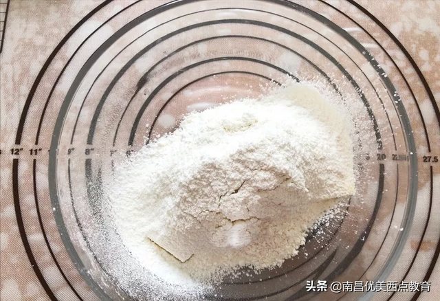 网红咸蛋黄饼干的做法，咸鸭蛋黄饼干（层次分明超级酥脆）