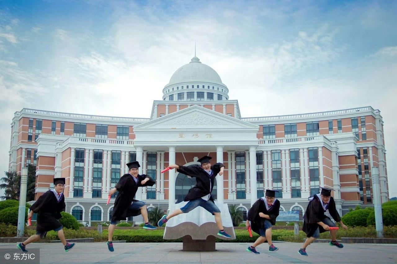 30年后的学校作文（未来的学校作文700字）