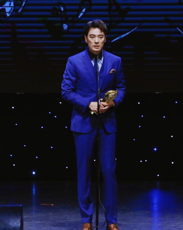 宝石蓝是什么颜色，艳蓝和宝石蓝（多穿这3种“颜色”）