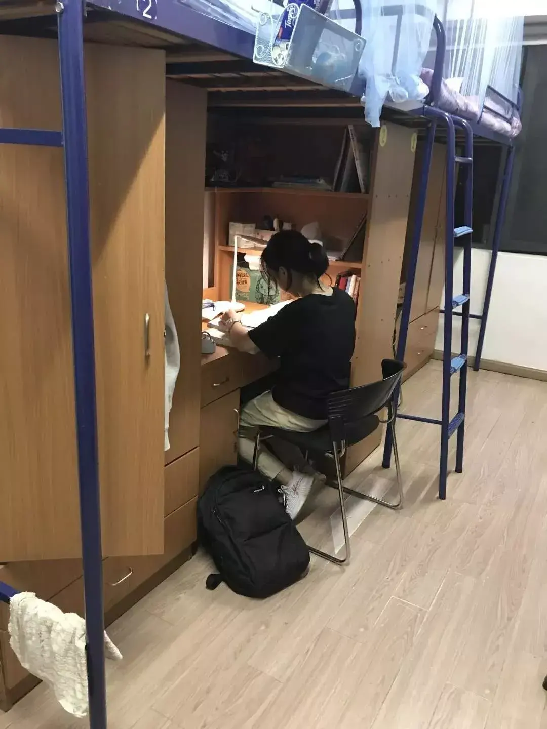 高中宿舍图片(普通高中宿舍图片)