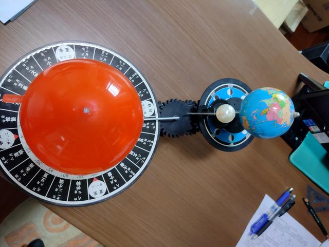 地球月亮太阳三球运行图，地球月亮太阳三球运行（用三球仪学习太阳、地球、月球的相对运行）
