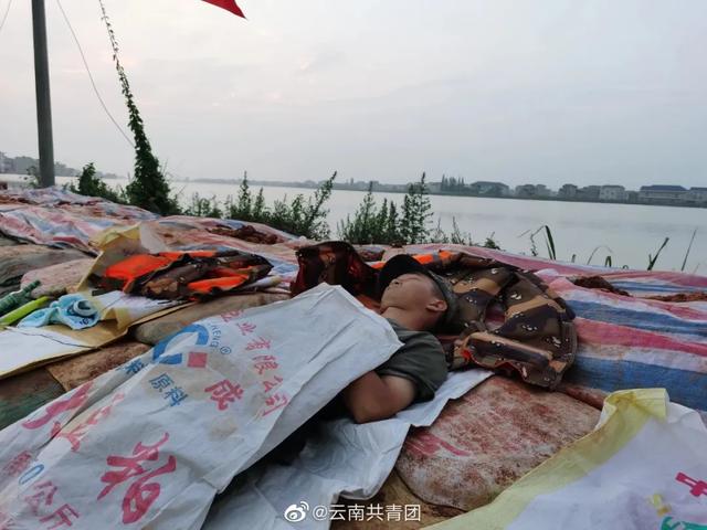 致敬抗疫英雄短句，致敬抗疫英雄短句子（致敬所有中国军人）