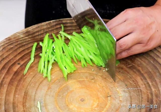 尖椒炒茄丝步骤，尖椒炒茄丝步骤图片（厨师长教你做农家小炒青椒茄丝）