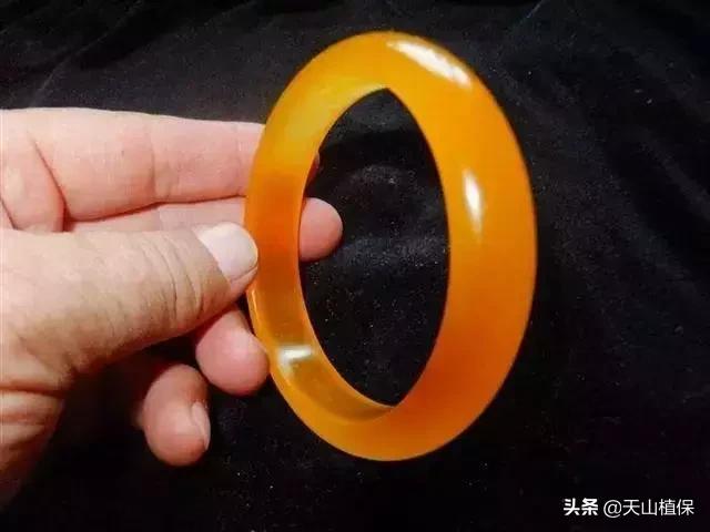 金丝玉是什么玉，金丝玉和翡翠玉谁更好一点（美丽的金丝玉有着什么样的神秘历史）