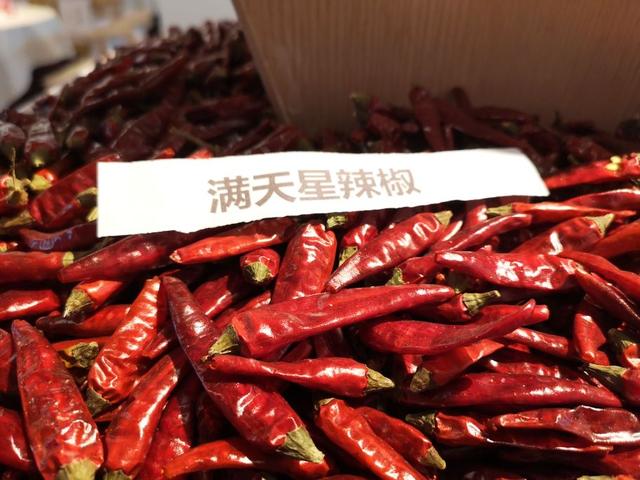 又细又长的干辣椒有哪些，品种繁多适用性广。今天给大家一起分享干辣椒品种
