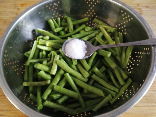 素炒豆角怎么炒好吃，豆角怎么炒着好吃（素炒的豆角比肉解馋）