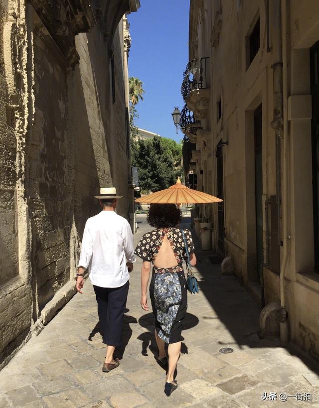 黑色皮草搭配图片，黑色长款皮草外套冬季搭配（穿黑色皮草配围巾品味真高）