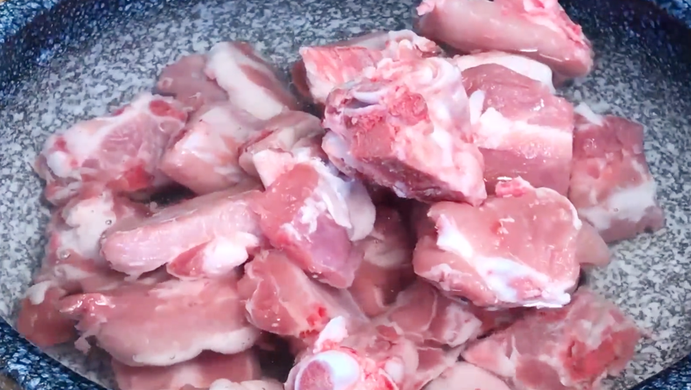 圖片[2]-【胡蘿卜玉米排骨湯】做法步驟圖 肉軟嫩入味 一點也不腥不柴-起舞食譜網