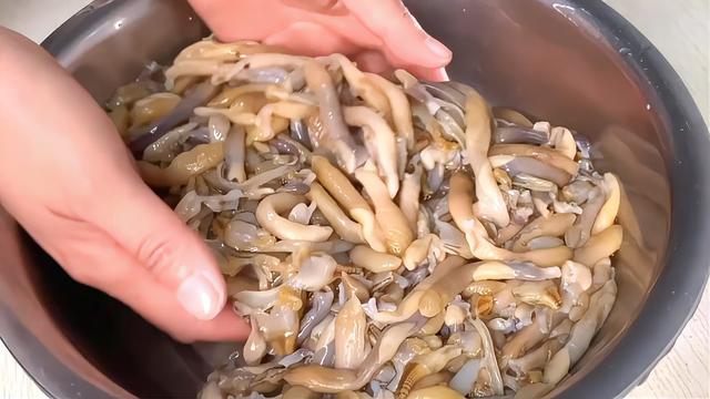 蛏子怎样去除内脏图解，蛏子怎么清除内脏（退潮时多抓一些放冰箱）