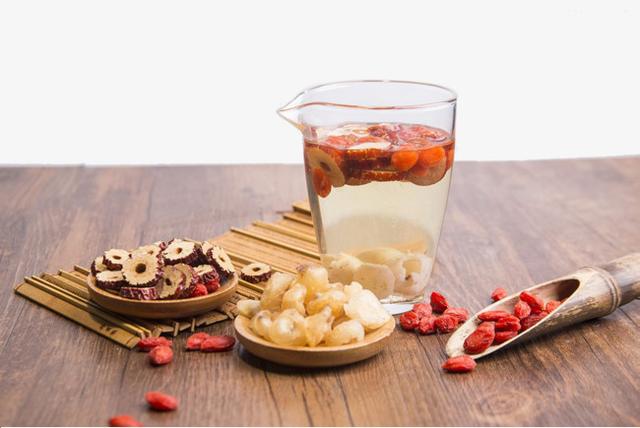 经常熬夜喝什么茶，女人经常熬夜喝什么茶（常熬夜，多喝红枣枸杞茶）