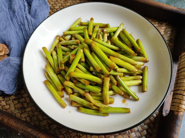 腌蒜苔怎么腌好吃又脆（饭店卖18元一份的腌蒜苔）