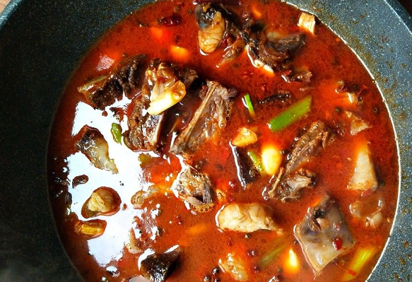 腊排骨火锅的做法，腊肉火锅做法图解（腊排骨火锅的家常做法）