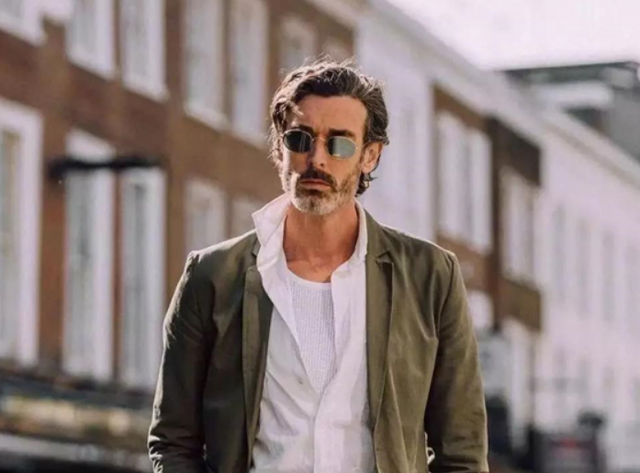 男生晚上海边拍照技巧，男生晚上海边拍照技巧视频（男士墨镜要想戴出品位）