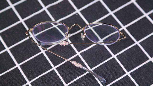 为啥眼镜店不给换镜腿，眼镜腿能换吗（教你一个省事技巧）
