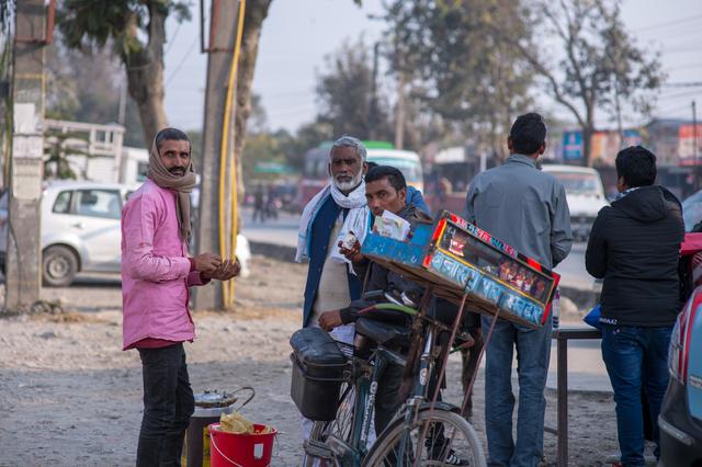 尼泊尔在哪里，尼泊尔是哪个国家首都（12岁男孩摆地摊挣生活费）
