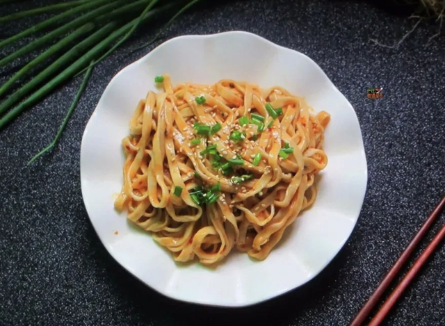 麻酱是芝麻酱吗，麻酱是芝麻酱还是花生酱（谁才是火锅蘸料王者）