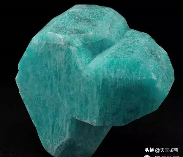 正长石和斜长石的主要区别，正长石化学式（长石族——一个庞大的宝石家族）