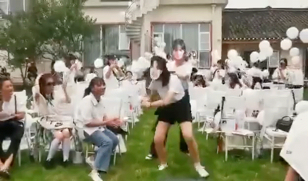 CP粉太疯魔！给肖战王一博办婚礼，现场布满气球，戴面具公主抱
