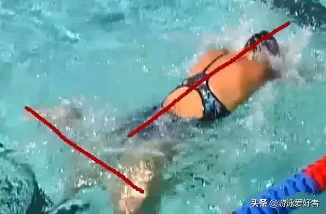 蛙泳的正确姿势，蛙泳的正确姿势和换气（蛙泳正确的头部动作）